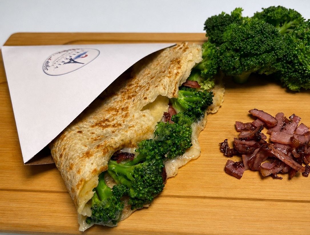 Crepe de brócolis com bacon na tábua de madeira