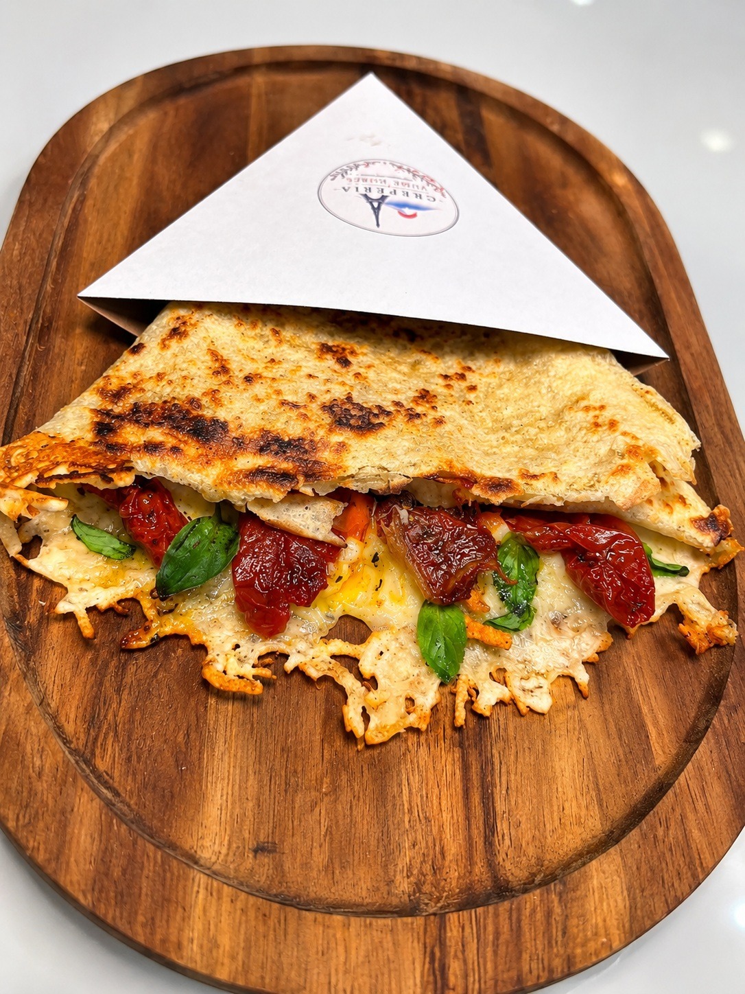 Crepe francês salgado com tomate e manjericão