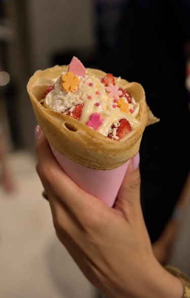 Cone japonês com morango, chantilly e confeitos