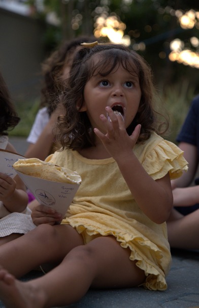 Menina com crepe em um evento ao ar livre