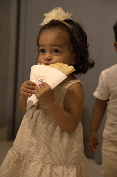 Criança pequena segurando seu crepe