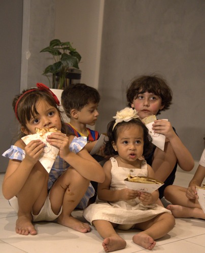 Crianças reunidas com seus crepes