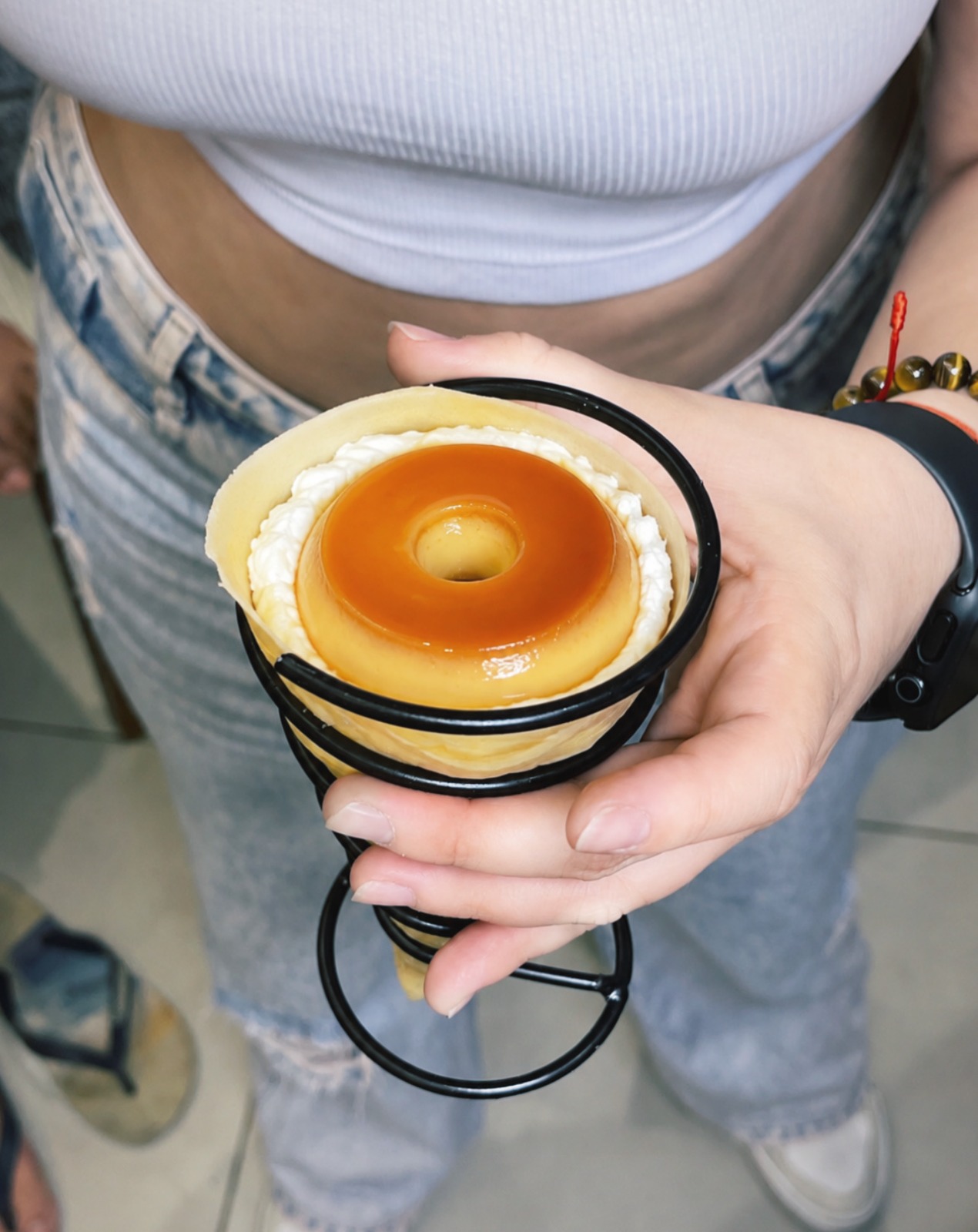 Cone japonês com pudim e chantilly