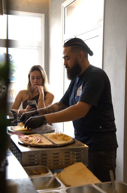 Crepes sendo preparados na chapa durante um evento