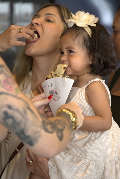 Mãe e filha saboreando crepes na festa