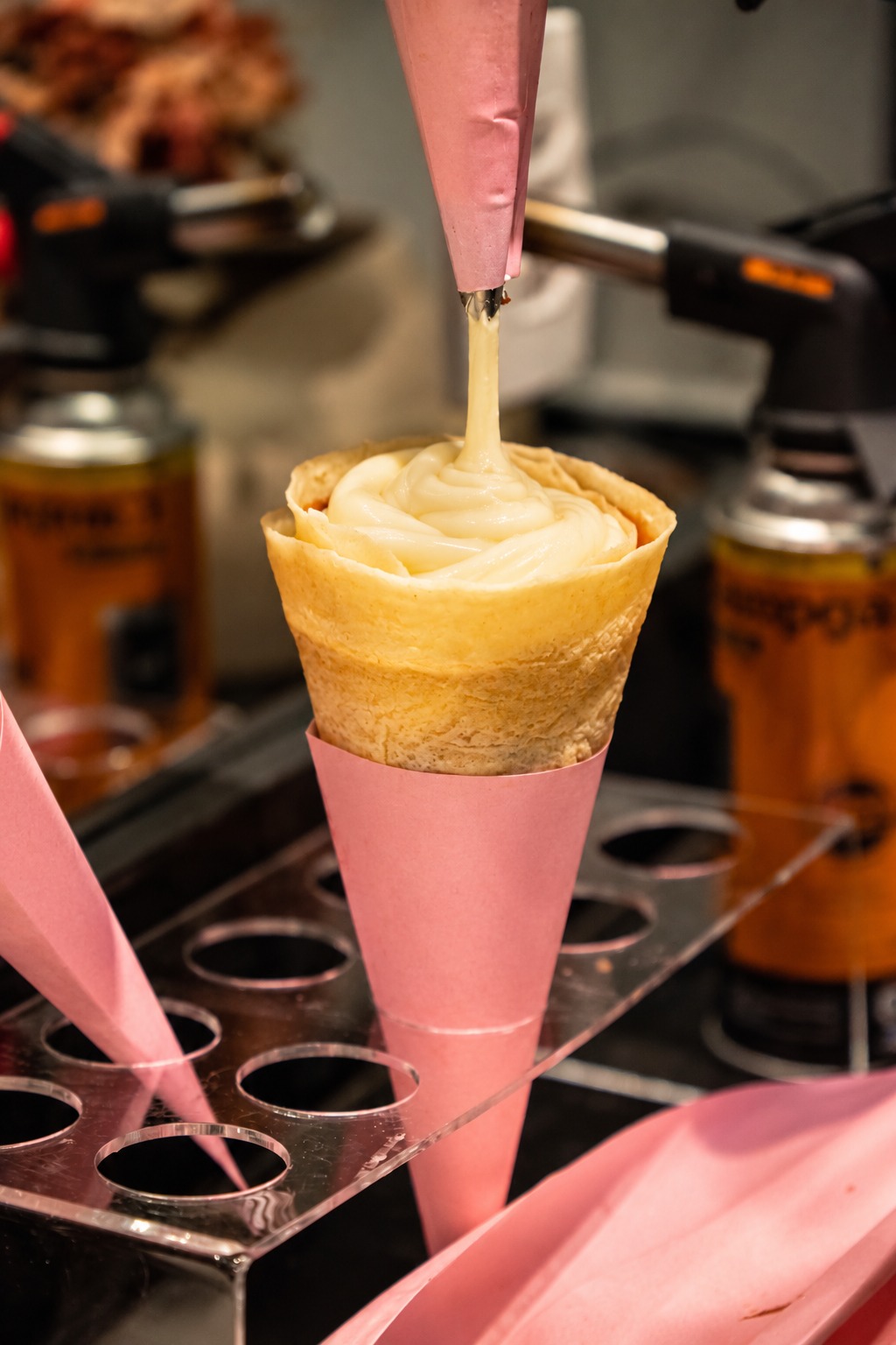 Cone japonês recebendo recheio cremoso