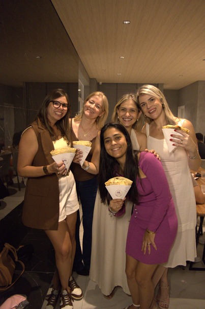 Amigas reunidas com crepes em um evento