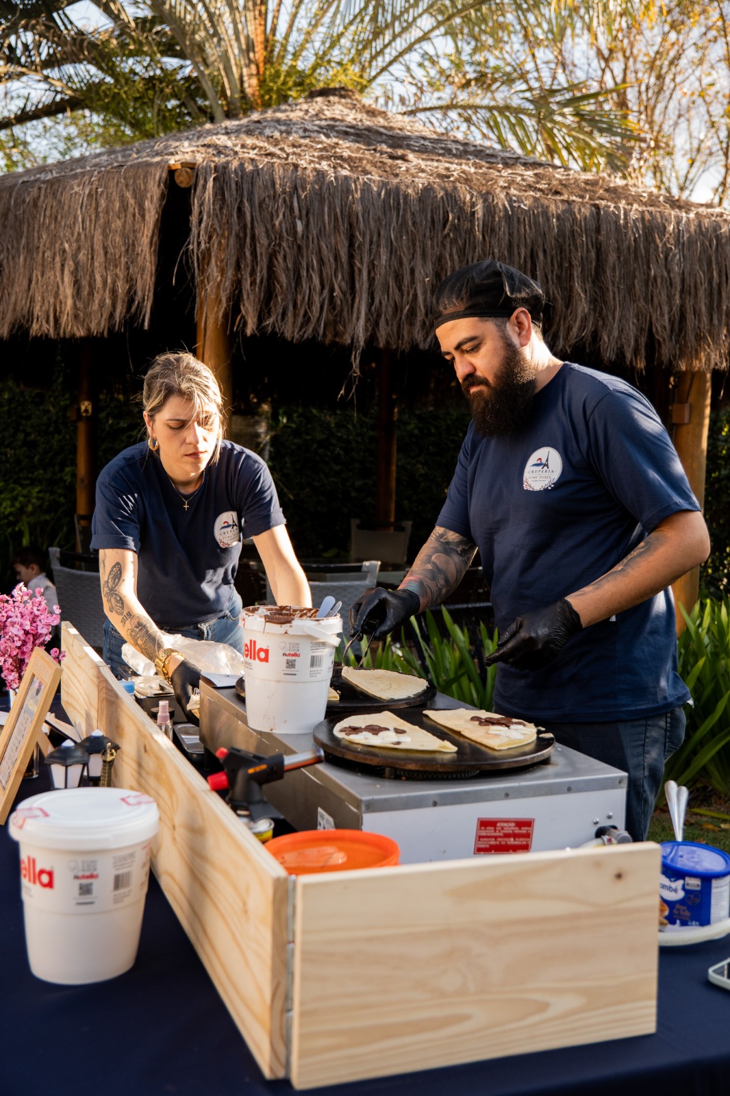 Equipe Yume Dorée preparando crepes ao vivo