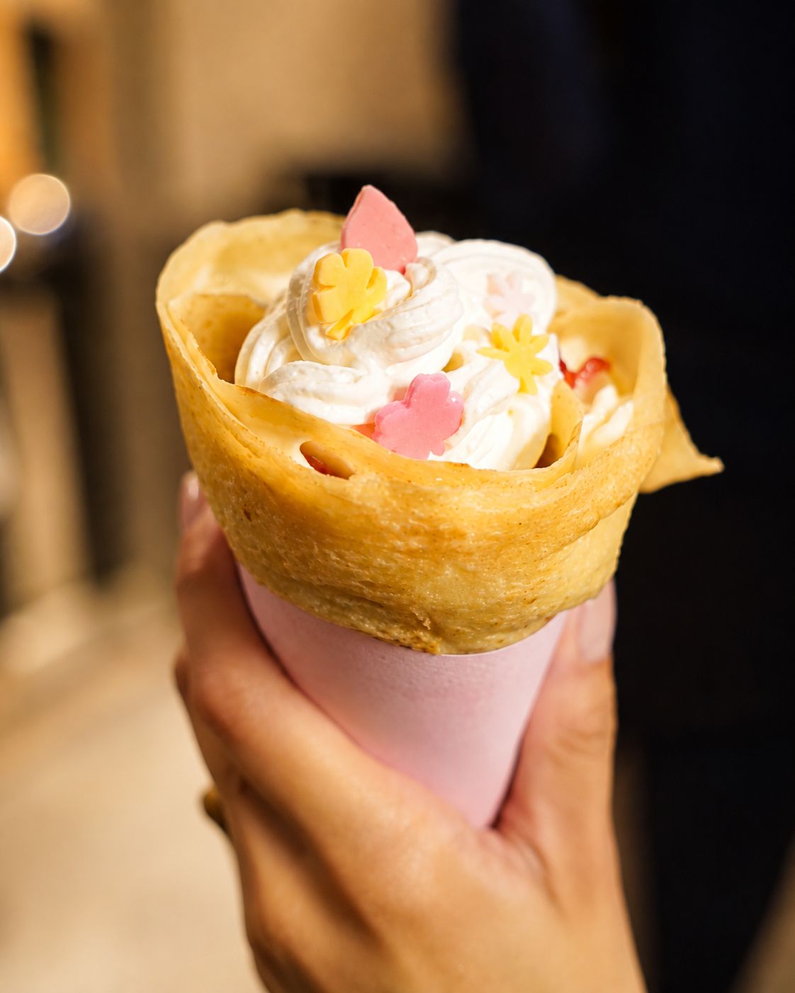 Cone japonês com chantilly e flores comestíveis