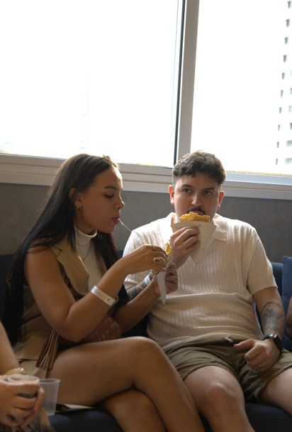 Casal comendo crepes durante o evento